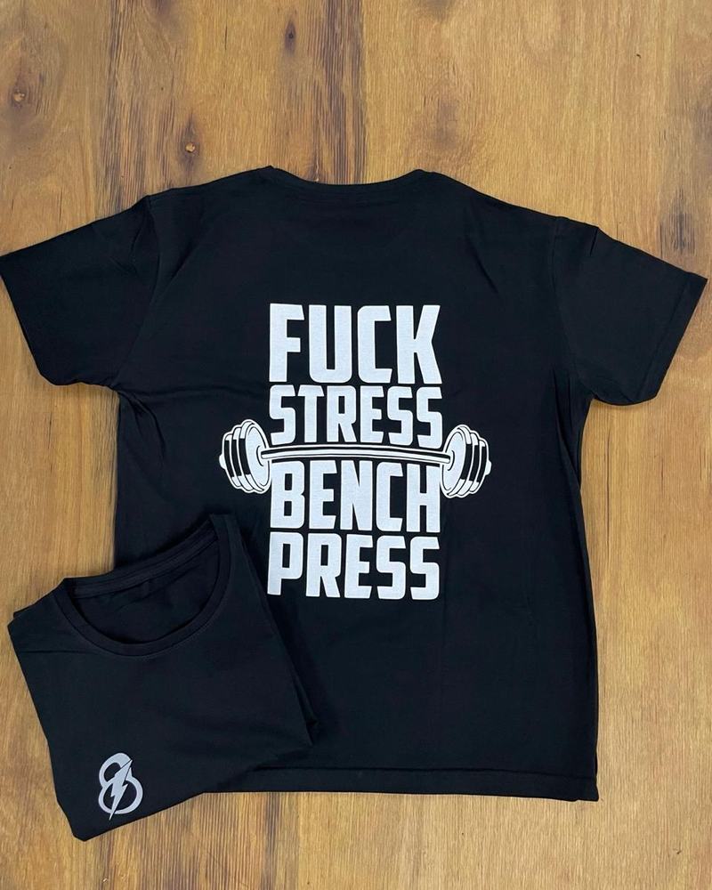 Remera Bench, vista de espalda